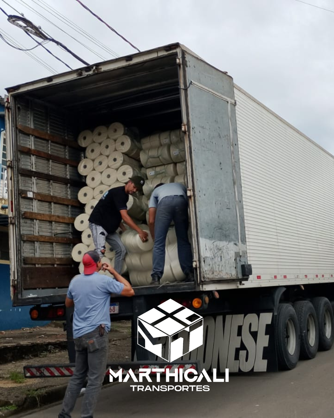 Operador carregando material industrial em carreta